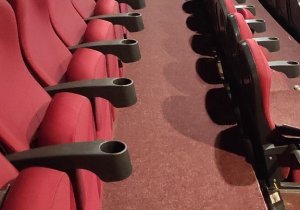 Укладка ковролина в кинотеатре